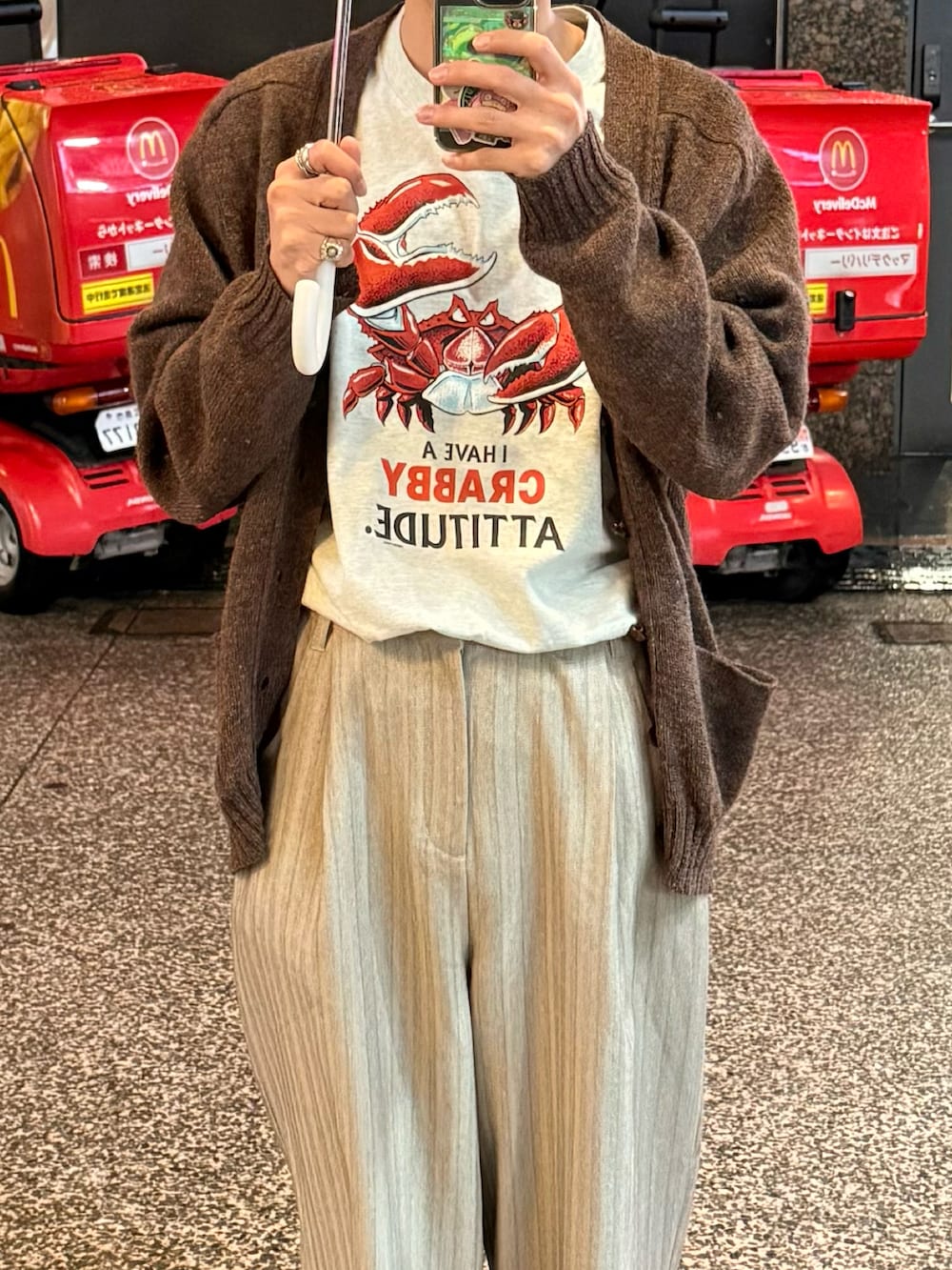 ベージュ系のその他パンツ、ブラック系のスニーカーを着用したメンズの夏コーディネートの2枚目の写真