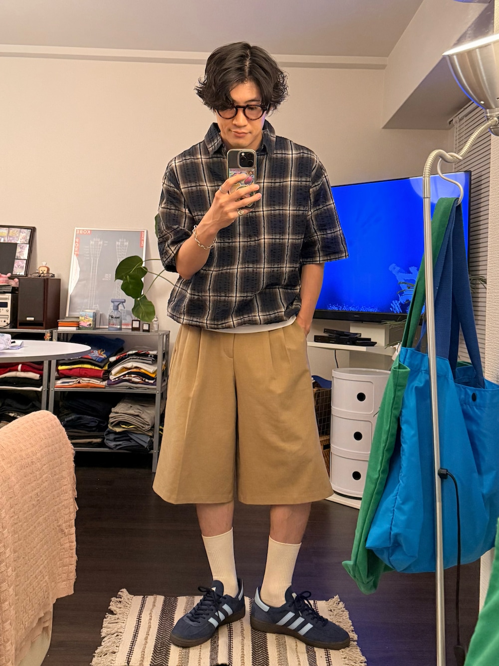 ブルー系のシャツ/ブラウス、ベージュ系のパンツ、ブルー系のスニーカーを着用したメンズの夏コーディネートの2枚目の写真