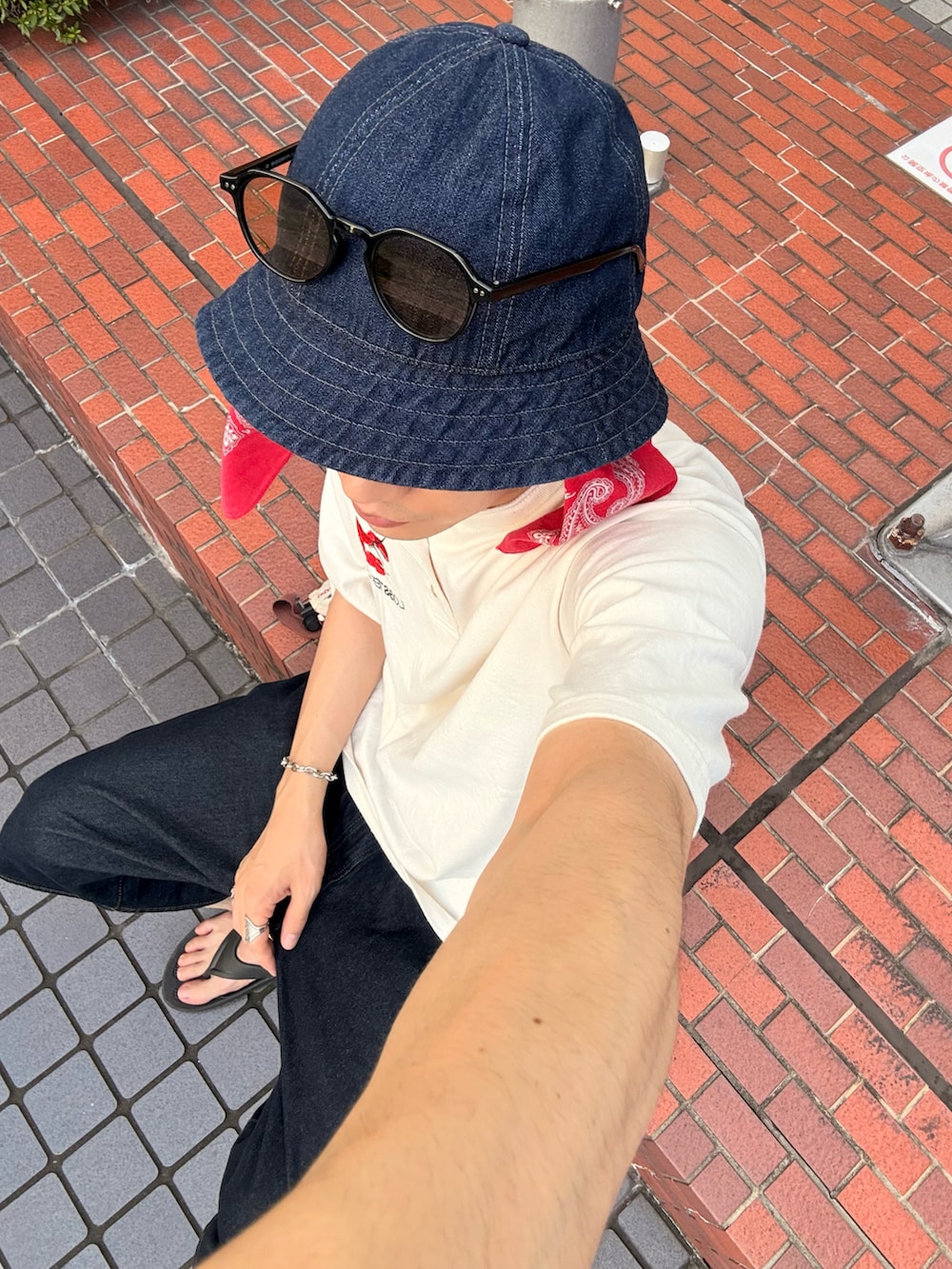 ブルー系のデニムパンツ、ブルー系のハットを着用したメンズの夏コーディネートの3枚目の写真