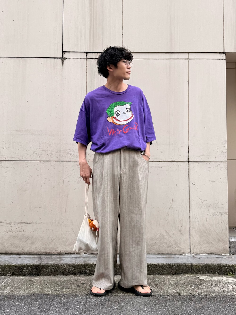 ベージュ系のその他パンツ、シルバー系のメガネを着用したメンズの夏コーディネートの2枚目の写真