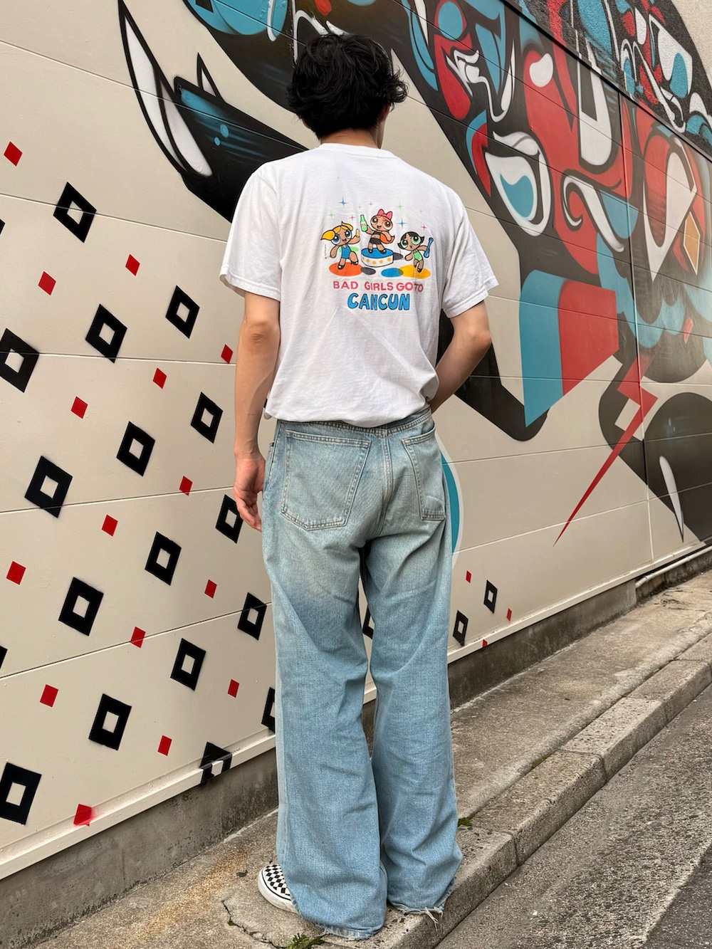 ブルー系のデニムパンツ、ホワイト系のスリッポンを着用したメンズの夏コーディネートの3枚目の写真