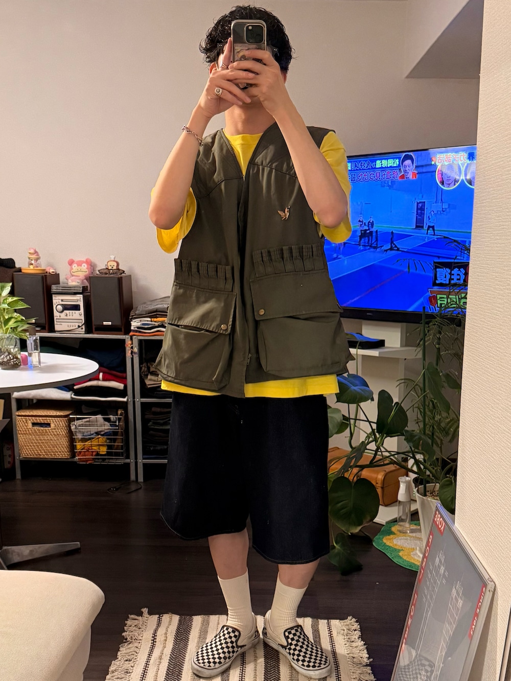 ブルー系のデニムパンツ、ホワイト系のスリッポン、ブラウン系のメガネを着用したメンズの夏コーディネートの3枚目の写真