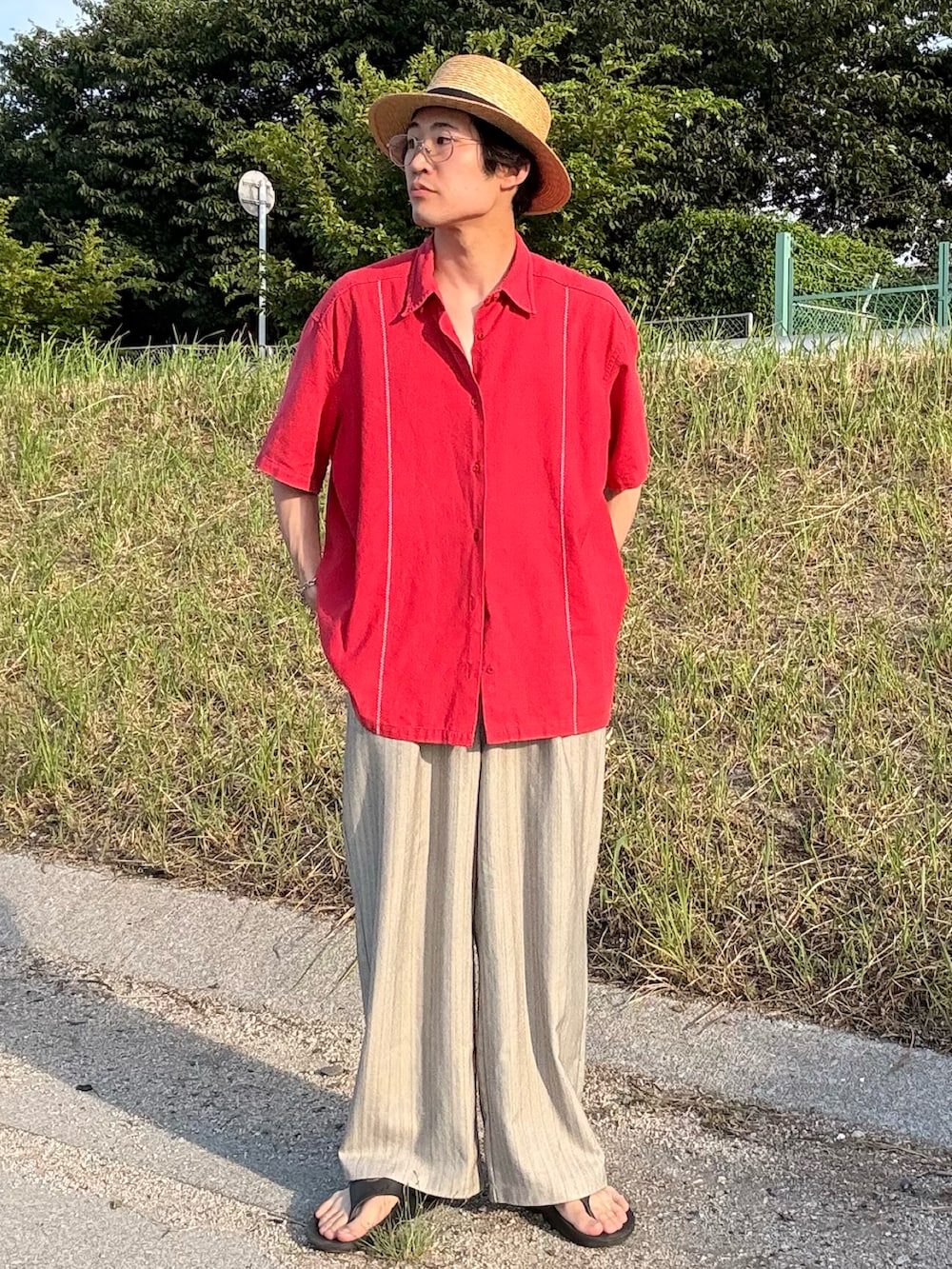 ベージュ系のその他パンツ、シルバー系のメガネを着用したメンズの夏コーディネートの2枚目の写真