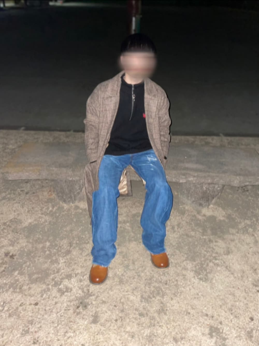 ブラウン系のブーツ、ブルー系のデニムパンツ、ブラウン系のダウンジャケット/コートを着用したメンズの冬コーディネートの3枚目の写真