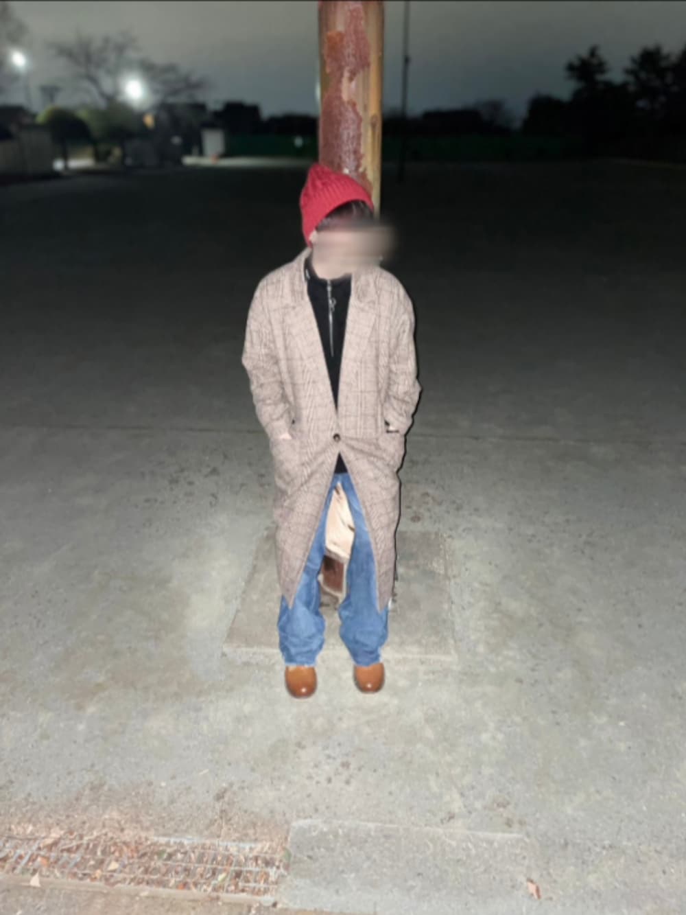 ブラウン系のブーツ、ブルー系のデニムパンツ、ブラウン系のダウンジャケット/コートを着用したメンズの冬コーディネートの2枚目の写真