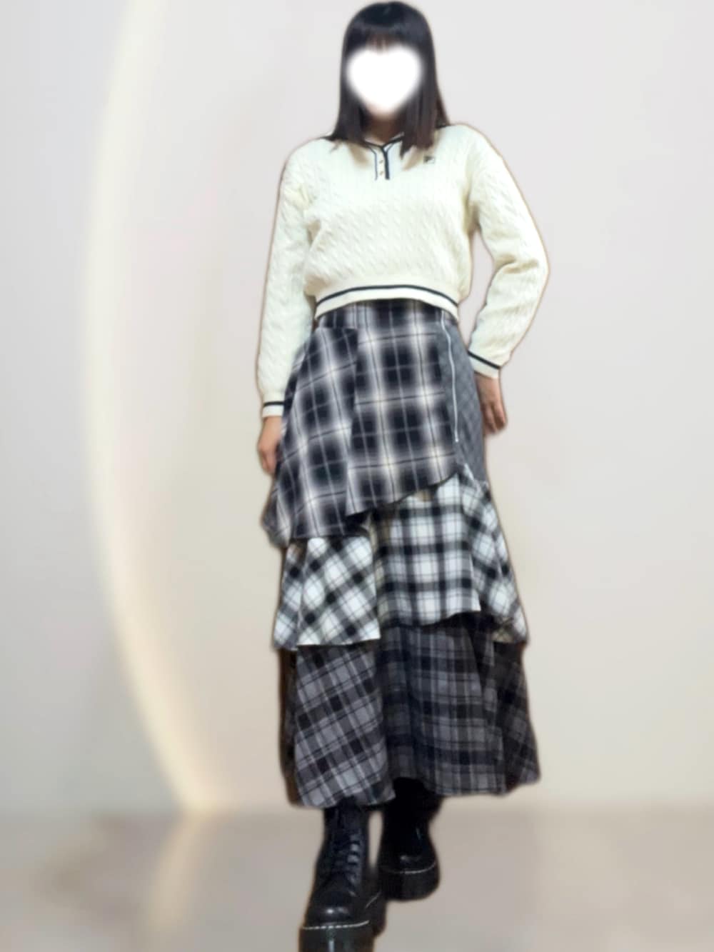 ホワイト系のニット/セーター、ブラック系のブーツ、ブラック系のスカートを着用したレディースの冬コーディネートの2枚目の写真