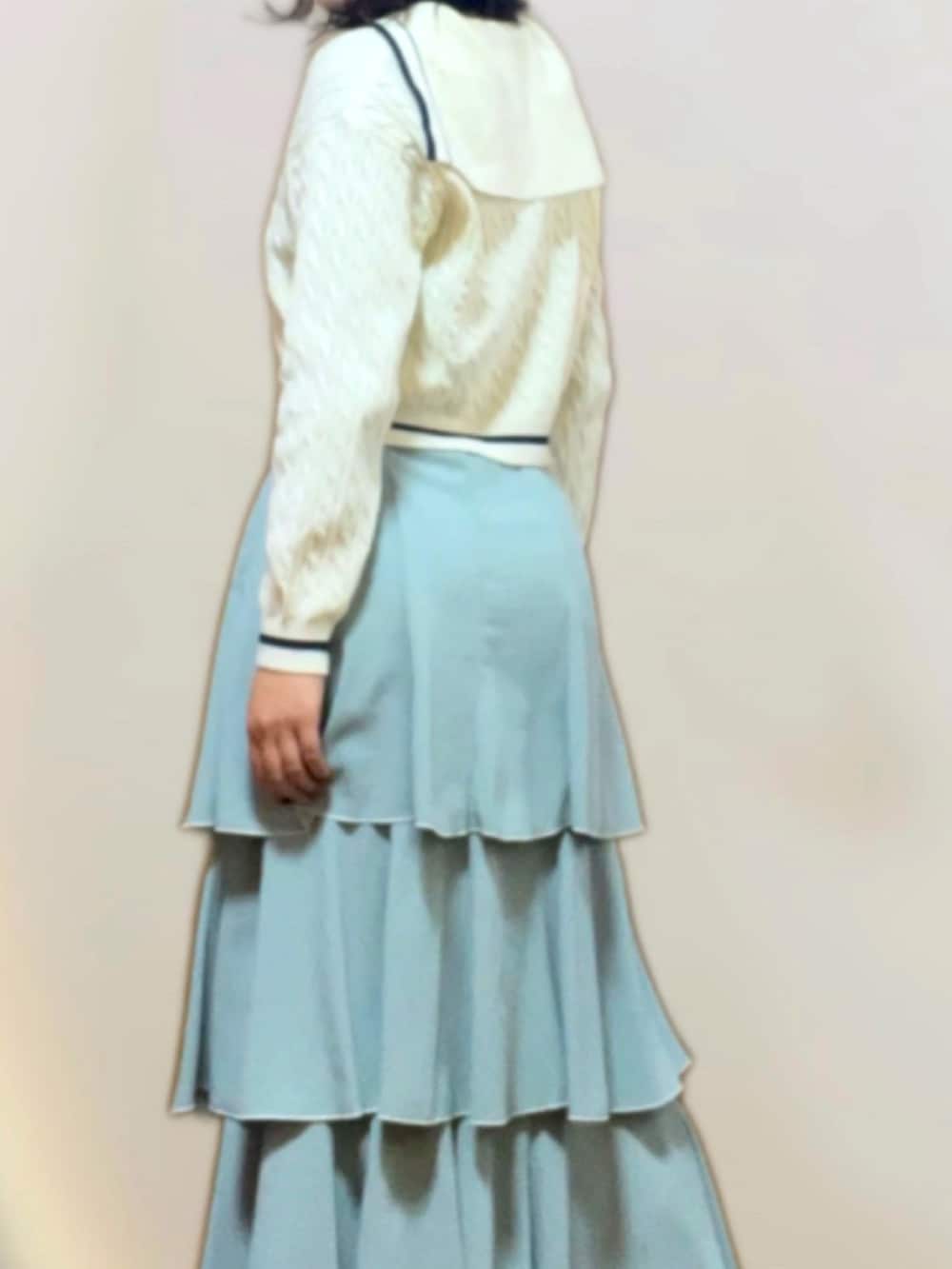 ホワイト系のニット/セーター、ブルー系のスカートを着用したレディースの冬コーディネートの2枚目の写真