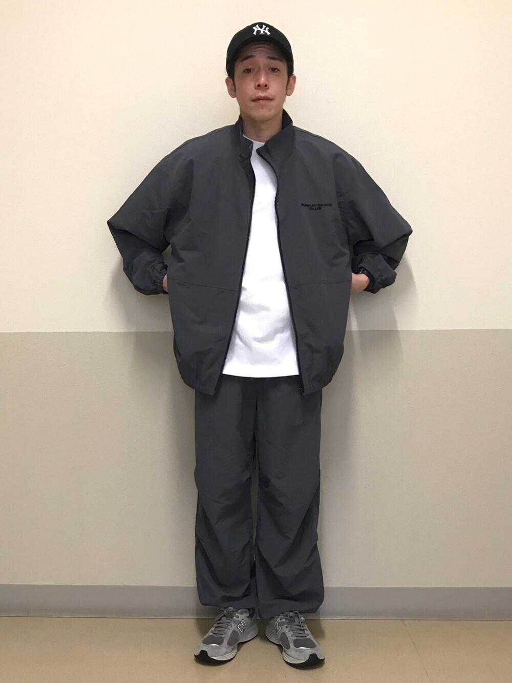 グレー系のカーゴパンツ、ホワイト系のショルダーバッグ、ホワイト系のTシャツ/カットソーを着用したメンズの秋コーディネートの3枚目の写真