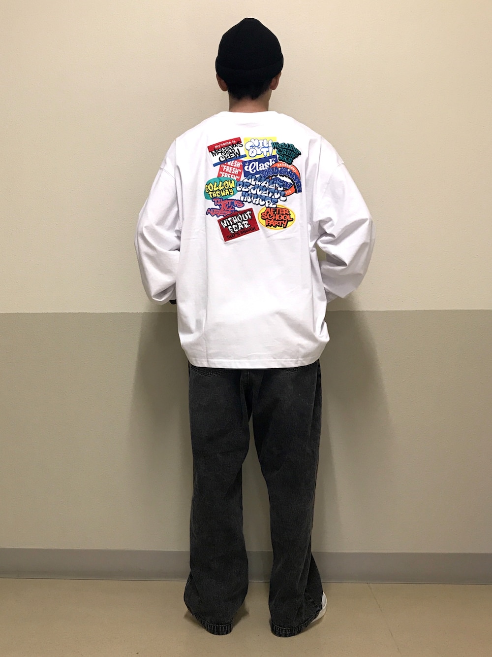 その他のTシャツ/カットソー、ブラック系のデニムパンツ、ブラック系のダウンベストを着用したメンズの秋コーディネートの2枚目の写真