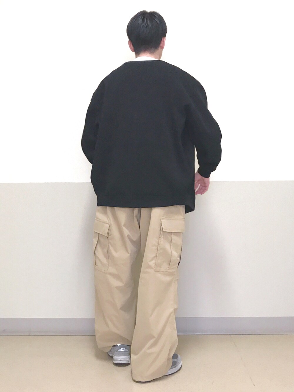 ブラック系のカーディガン/ボレロ、ホワイト系のTシャツ/カットソー、ベージュ系のカーゴパンツを着用したメンズの春コーディネートの3枚目の写真