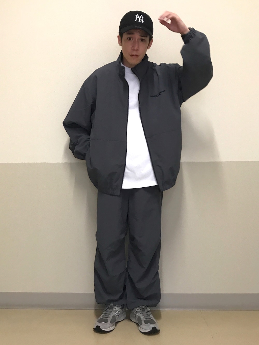 グレー系のカーゴパンツ、ホワイト系のショルダーバッグ、ホワイト系のTシャツ/カットソーを着用したメンズの秋コーディネートの2枚目の写真