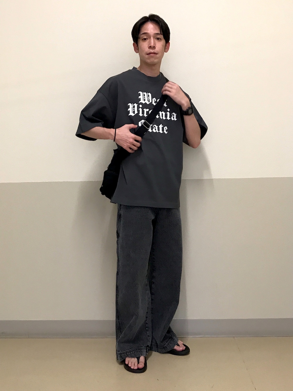 ブラック系のTシャツ/カットソー、ブラック系のショルダーバッグ、ブラック系のデニムパンツを着用したメンズの夏コーディネートの2枚目の写真