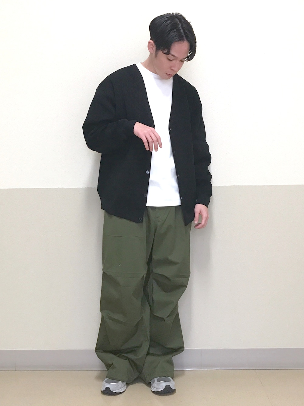 ブラック系のカーディガン/ボレロ、ホワイト系のTシャツ/カットソー、グリーン系のカーゴパンツを着用したメンズの春コーディネートの4枚目の写真