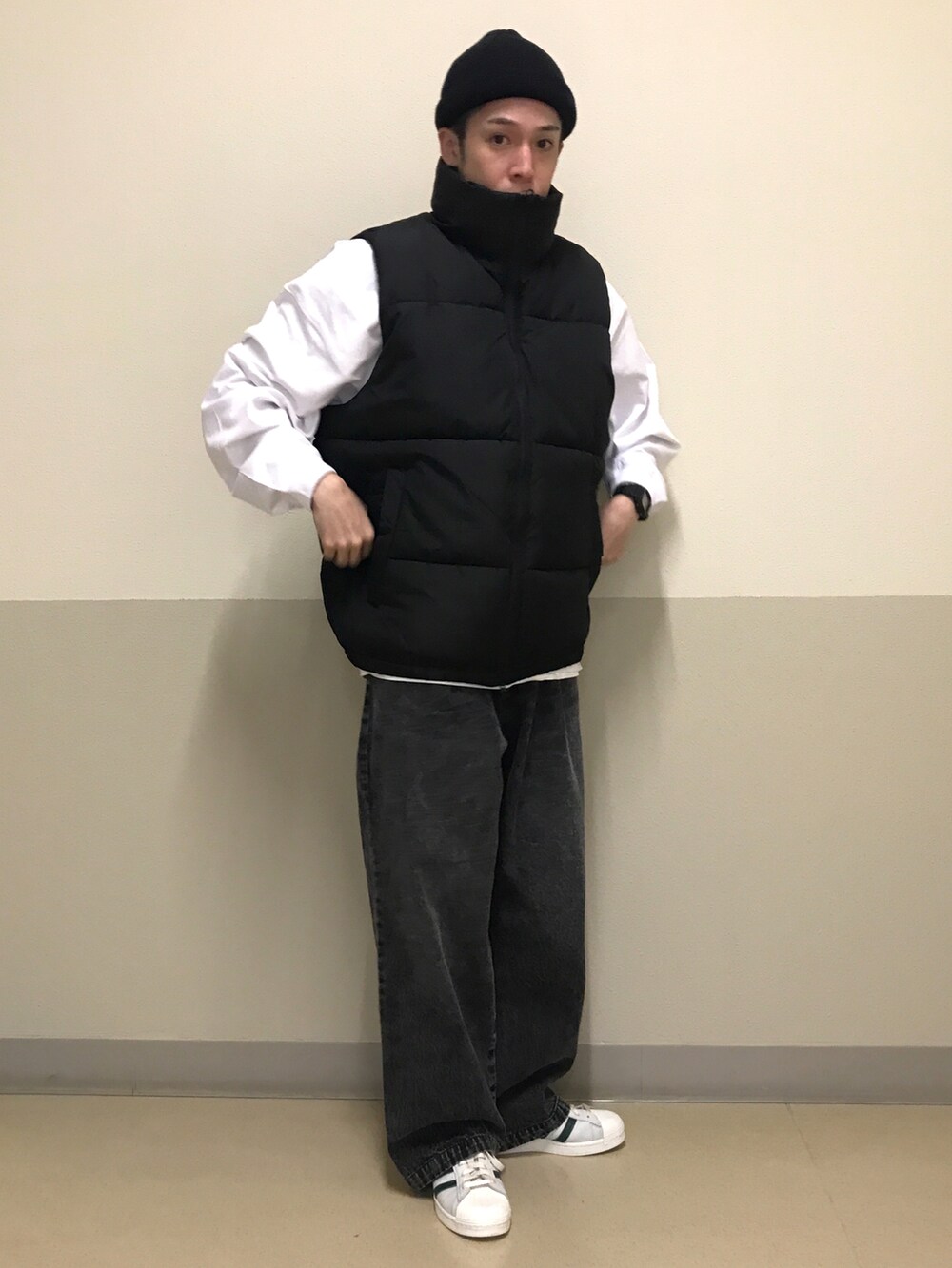 ブラック系のダウンベスト、その他のTシャツ/カットソー、ブラック系のデニムパンツを着用したメンズの秋コーディネートの2枚目の写真