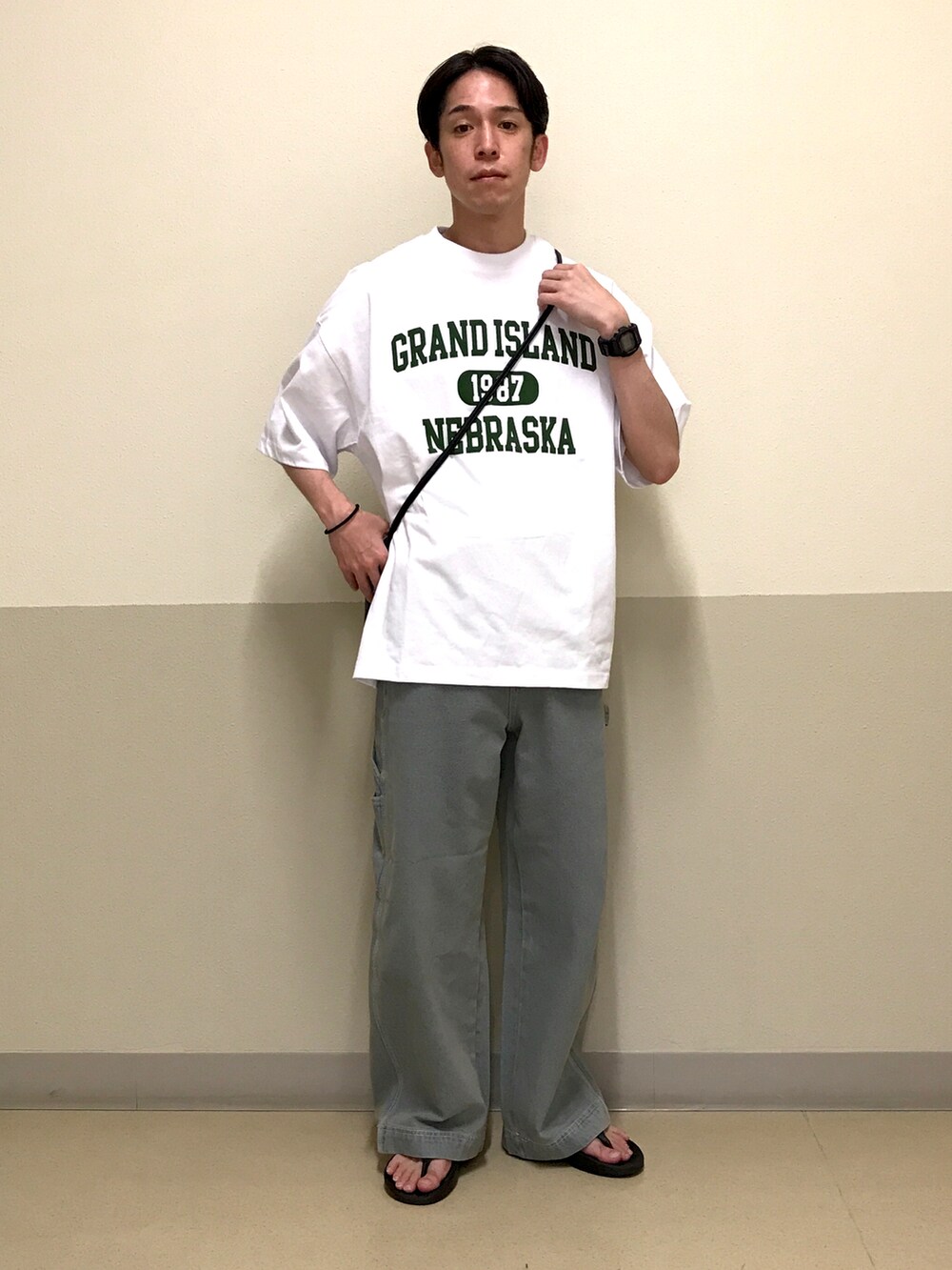 「WEGO、このスタイルがお気に入り、シンプルスタイル、大人カジュアル、カジュアルコーデ、白Tシャツ、ショルダーバッグ、プチプラ、デニム、デニムパンツ、ペインターパンツ、サンダル」｜「WEGOのWEGO/ヘビーウエイトグラフィックT（Tシャツ/カットソー、ホワイト系）」を使った、しんごさん（メンズ・169cm）の夏コーディネートの2枚目の写真