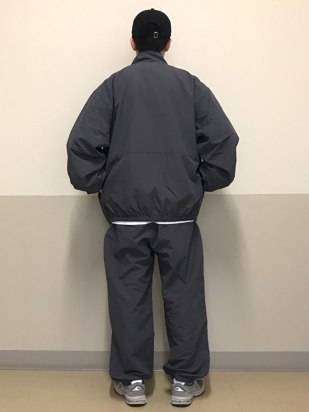 グレー系のカーゴパンツ、ホワイト系のショルダーバッグ、ホワイト系のTシャツ/カットソーを着用したメンズの秋コーディネートの4枚目の写真