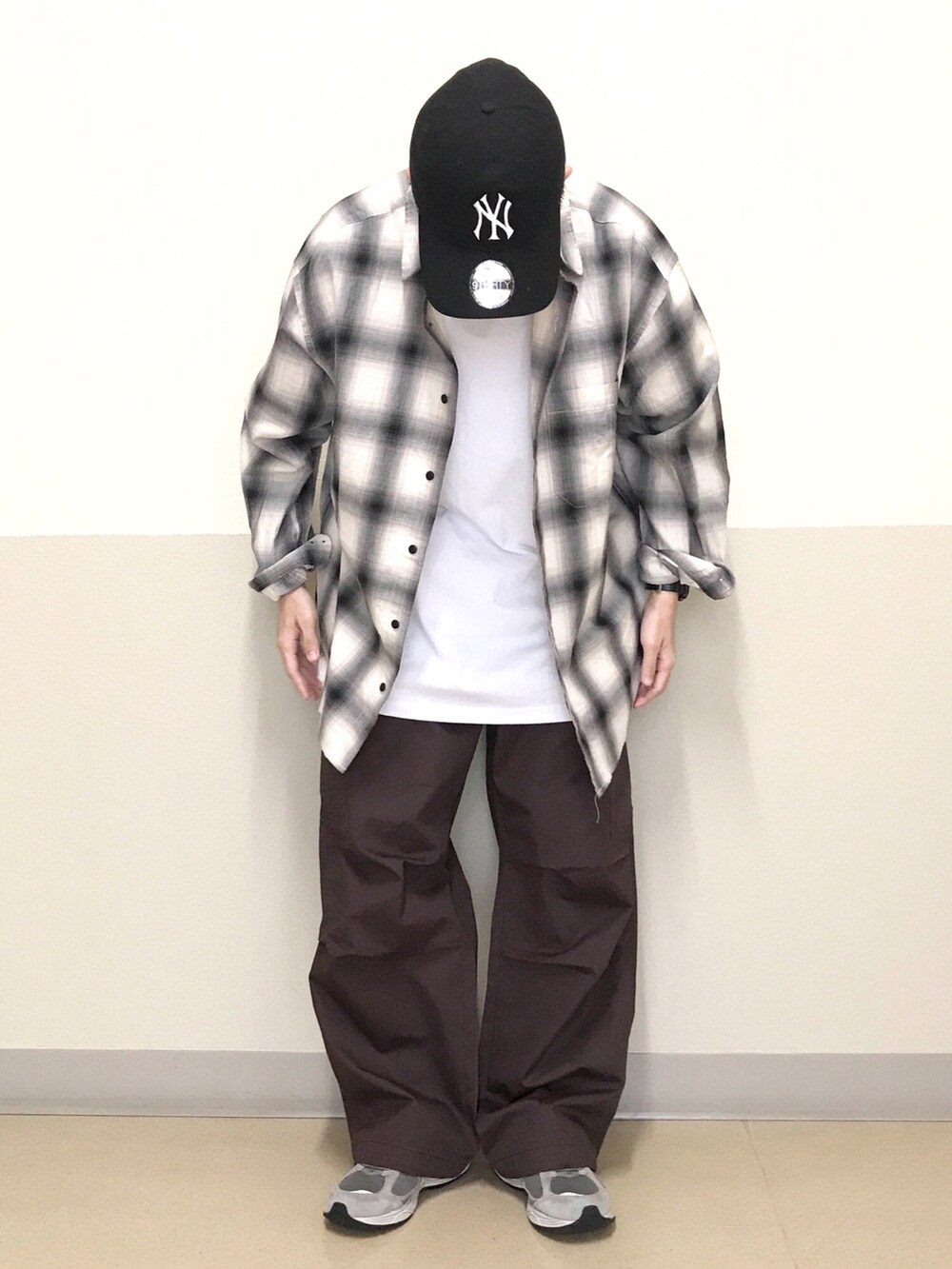 ホワイト系のシャツ/ブラウス、ホワイト系のTシャツ/カットソー、ブラウン系のカーゴパンツを着用したメンズの秋コーディネートの2枚目の写真