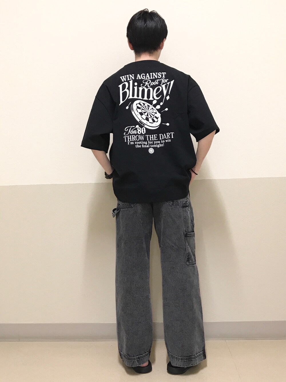その他のTシャツ/カットソー、ブラック系のデニムパンツを着用したメンズの夏コーディネートの2枚目の写真