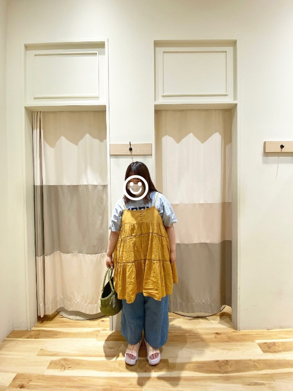 ブルー系のデニムパンツ、イエロー系のチュニック、ブルー系のTシャツ/カットソーを着用したレディースの春コーディネートの2枚目の写真