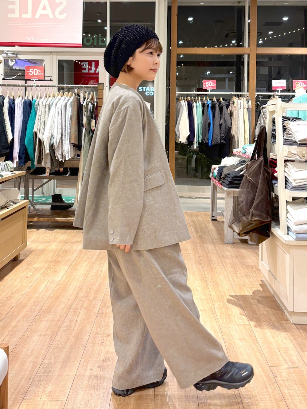 ブラウン系のワンピース/ドレス、ブルー系のベスト、ホワイト系のシャツ/ブラウスを着用したレディースの冬コーディネートの4枚目の写真