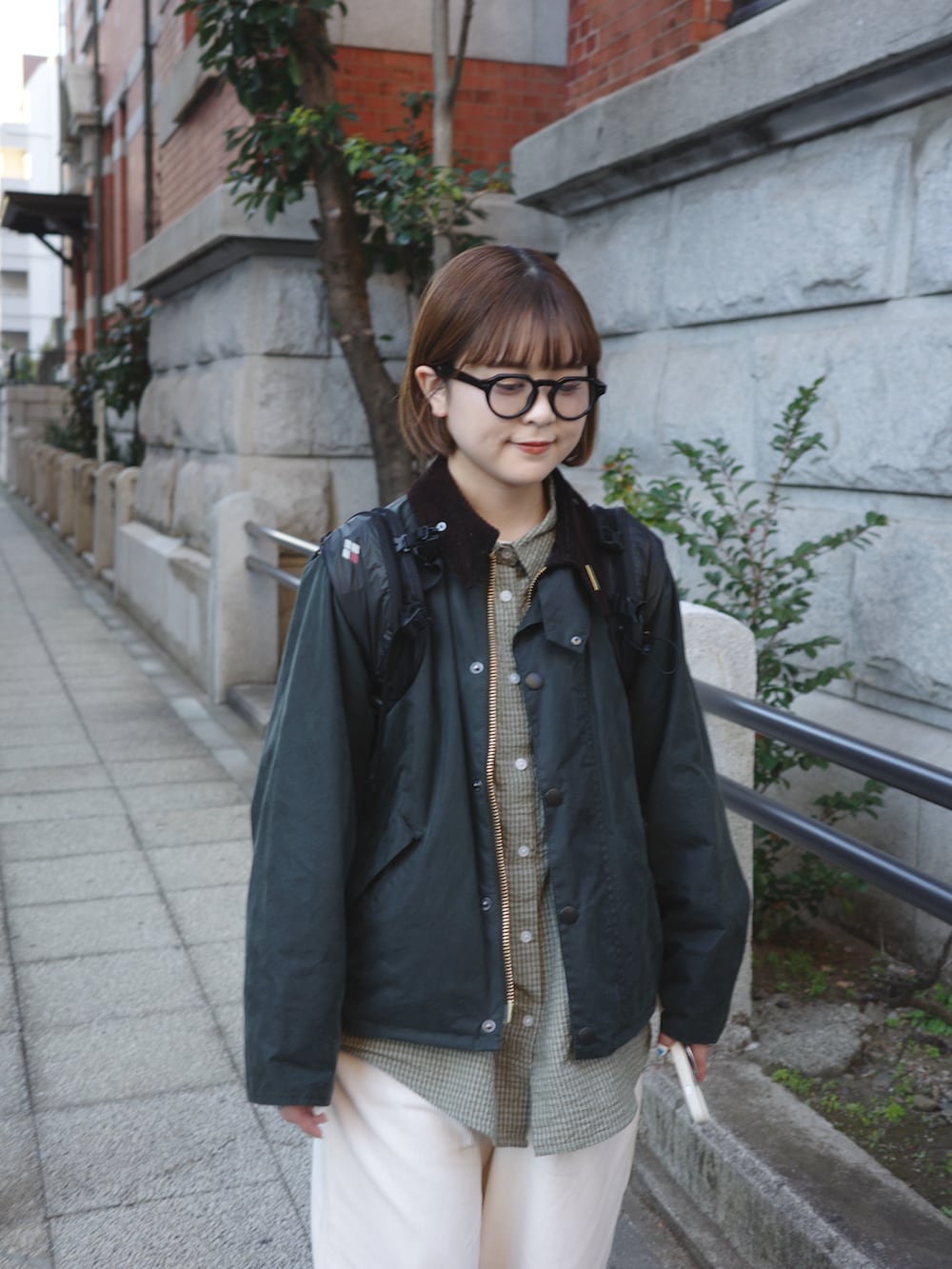 「バブアー、バブアー女子、バブアースペイ、barbour、barbourspey、クリスマスに着たい服、ホワイトコーデ、マイベストコーデ2024、冬コーデ、オトナカジュアル、ラフコーデ」｜「Barbourの【 BARBOUR / バブアー 】 TRANSPORT WAX / トランスポートワックスジャケット（ブルゾン、グリーン系）」を使った、こつさん（骨格ウェーブ・レディース・155cm）の冬コーディネートの2枚目の写真
