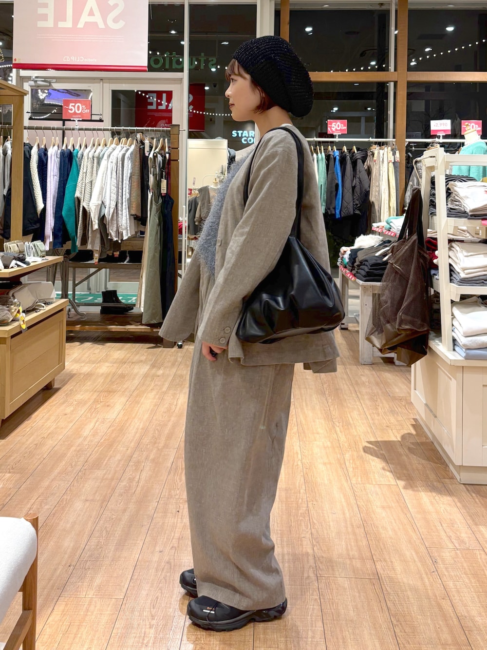 ブラウン系のワンピース/ドレス、ブルー系のベスト、ホワイト系のシャツ/ブラウスを着用したレディースの冬コーディネートの2枚目の写真