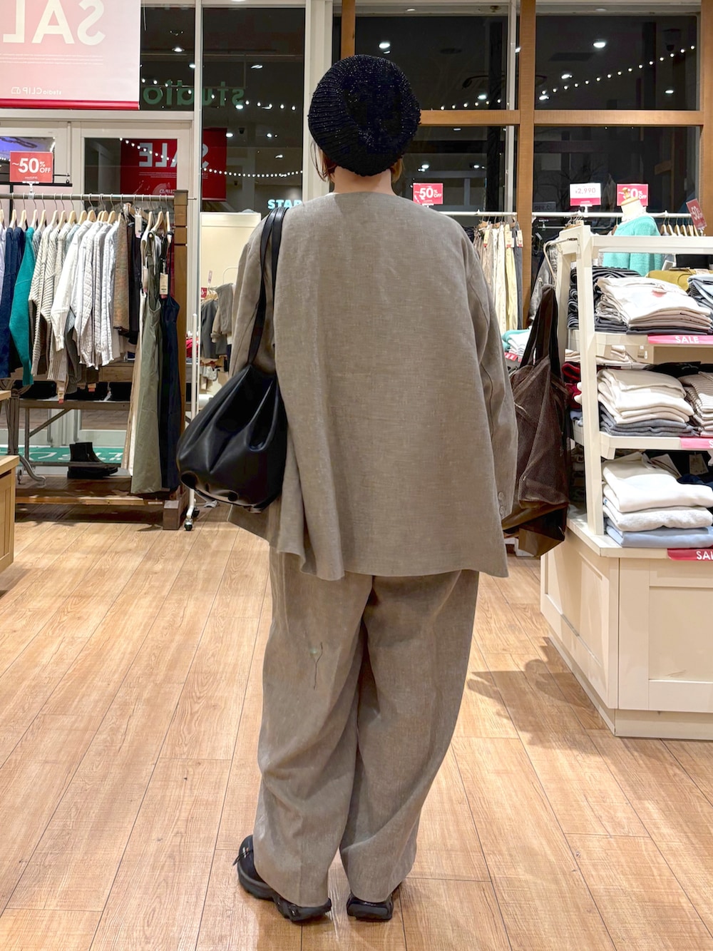 ブラウン系のワンピース/ドレス、ブルー系のベスト、ホワイト系のシャツ/ブラウスを着用したレディースの冬コーディネートの3枚目の写真