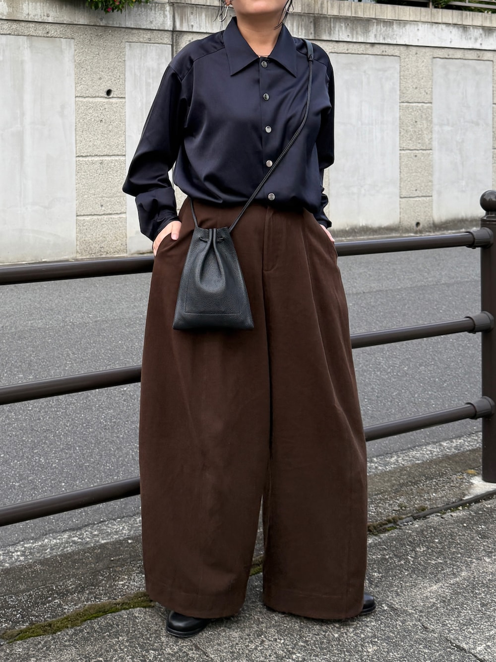 ブラウン系のその他パンツを着用したレディースの秋コーディネートの2枚目の写真