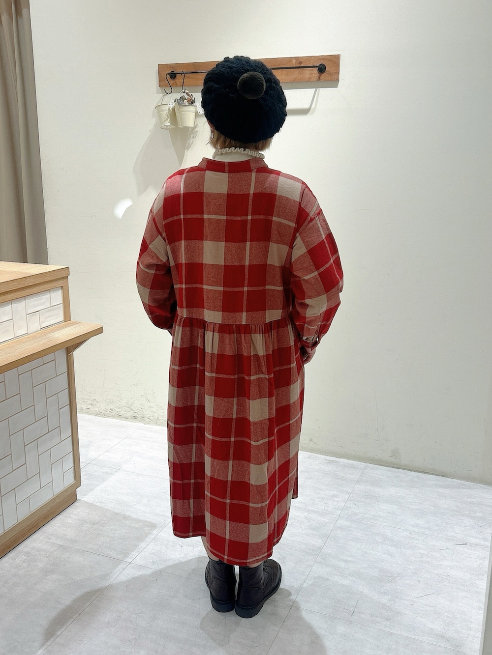 「大人カジュアル、お出かけコーデ、冬のコーデ、オトナカワイイ、クリスマスに着たい服、休日コーデ、帽子、赤チェック、ワンピース、ブーツ」｜「Samansa Mos2の柄アソートバンドカラーシャツワンピース（ワンピース、レッド系）」を使った、meguさん（レディース・159cm）の冬コーディネートの3枚目の写真