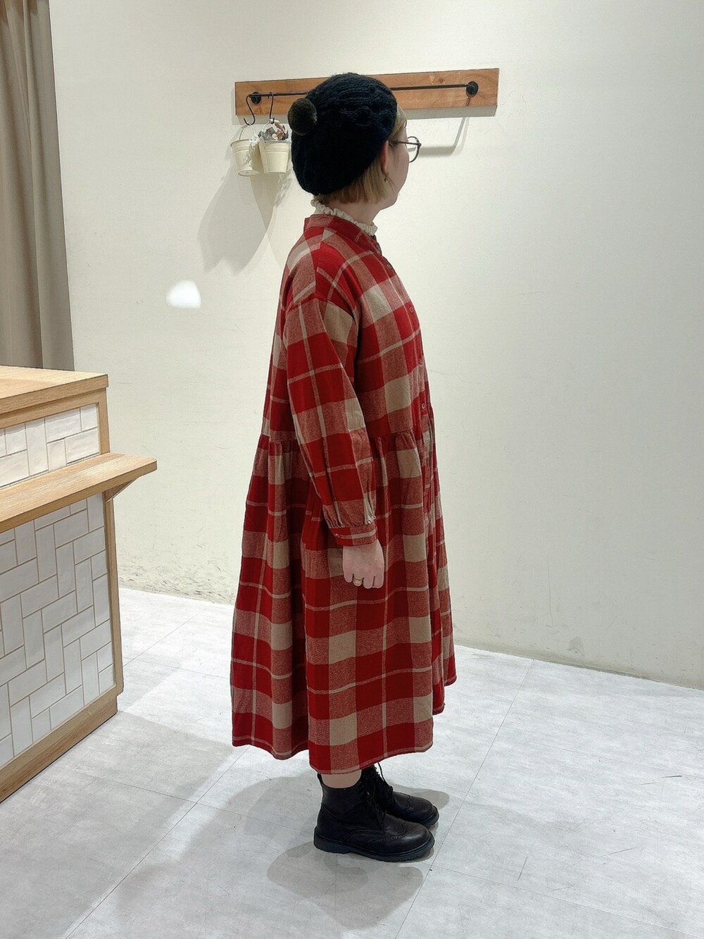 「大人カジュアル、お出かけコーデ、冬のコーデ、オトナカワイイ、クリスマスに着たい服、休日コーデ、帽子、赤チェック、ワンピース、ブーツ」｜「Samansa Mos2の柄アソートバンドカラーシャツワンピース（ワンピース、レッド系）」を使った、meguさん（レディース・159cm）の冬コーディネートの2枚目の写真