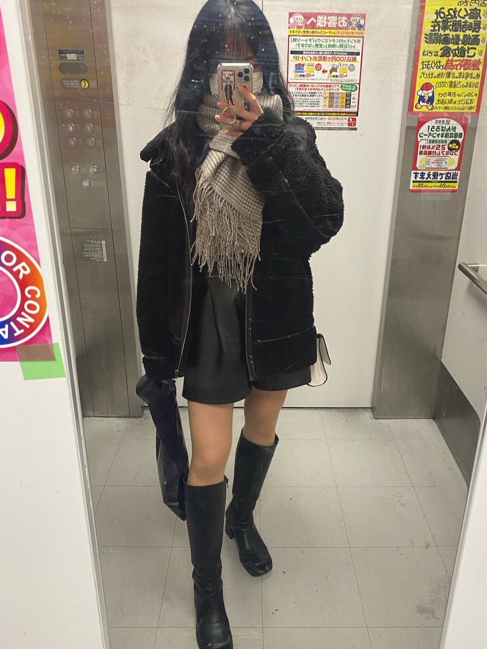 「モノトーン、モノトーンコーデ、カジュアル、オトナカジュアル、プチプラコーデ、スウェット、ショートパンツ、レザーショートパンツ、ロングブーツ、スクエアトゥ、シンプルコーデ、シンプル」｜「GRLのアイテム（パンツ、ブラック系）」を使った、momo∨̈さん（レディース・158cm）の冬コーディネートの2枚目の写真
