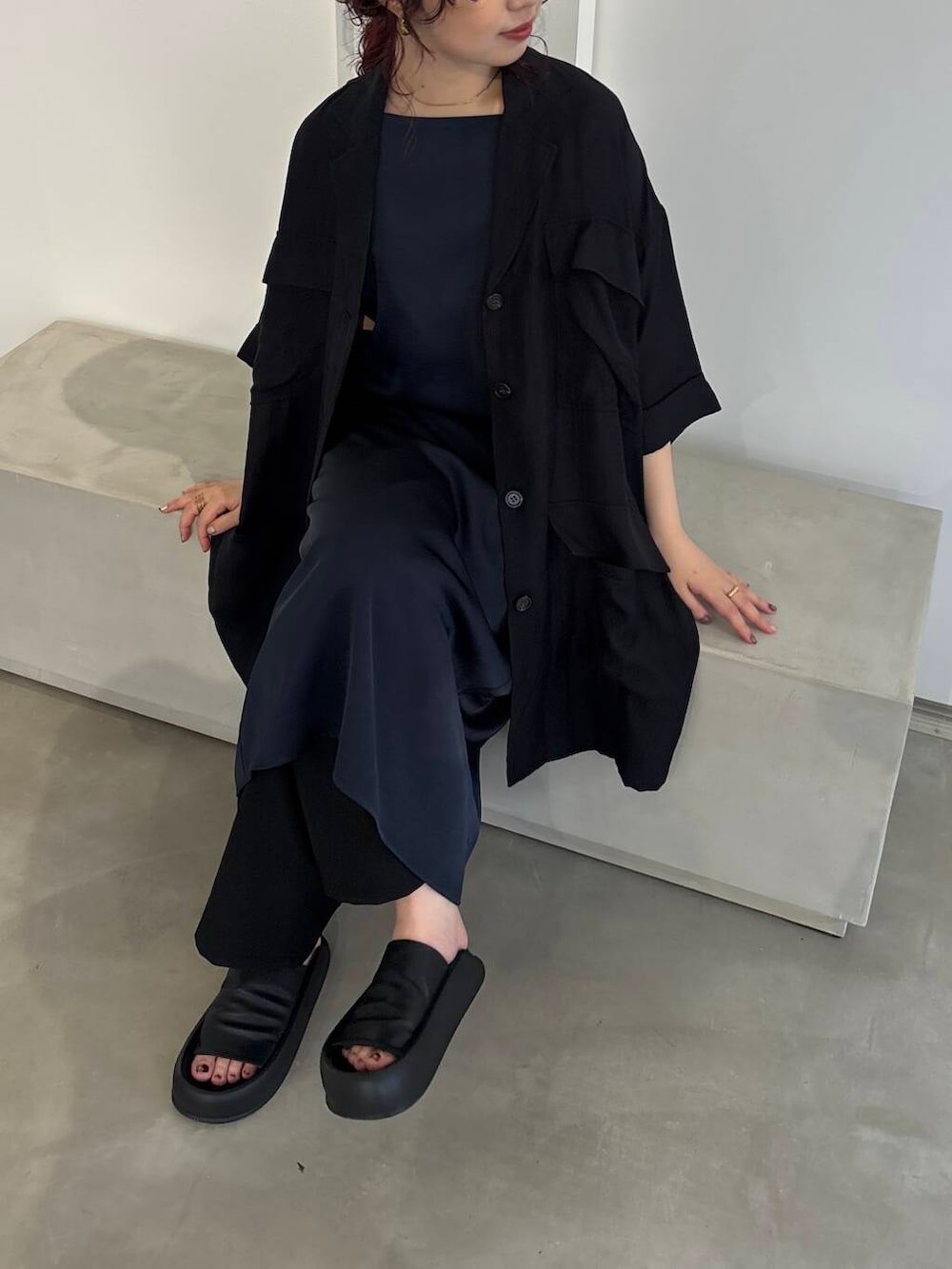 「シャツ、ジャケット、KBF、夏コーデ、高身長、20代後半、体型カバー、骨格ストレート、kbfで選ぶ夏」｜「KBFのサテンキャミワンピース（ワンピース、ブルー系）」を使った、たなりさん（レディース・164cm）の夏コーディネートの2枚目の写真