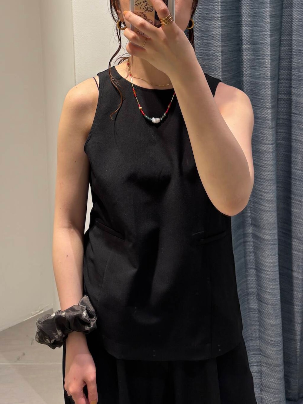 ブラック系のその他シューズ、ブラック系のセットアップを着用したレディースの春コーディネートの4枚目の写真