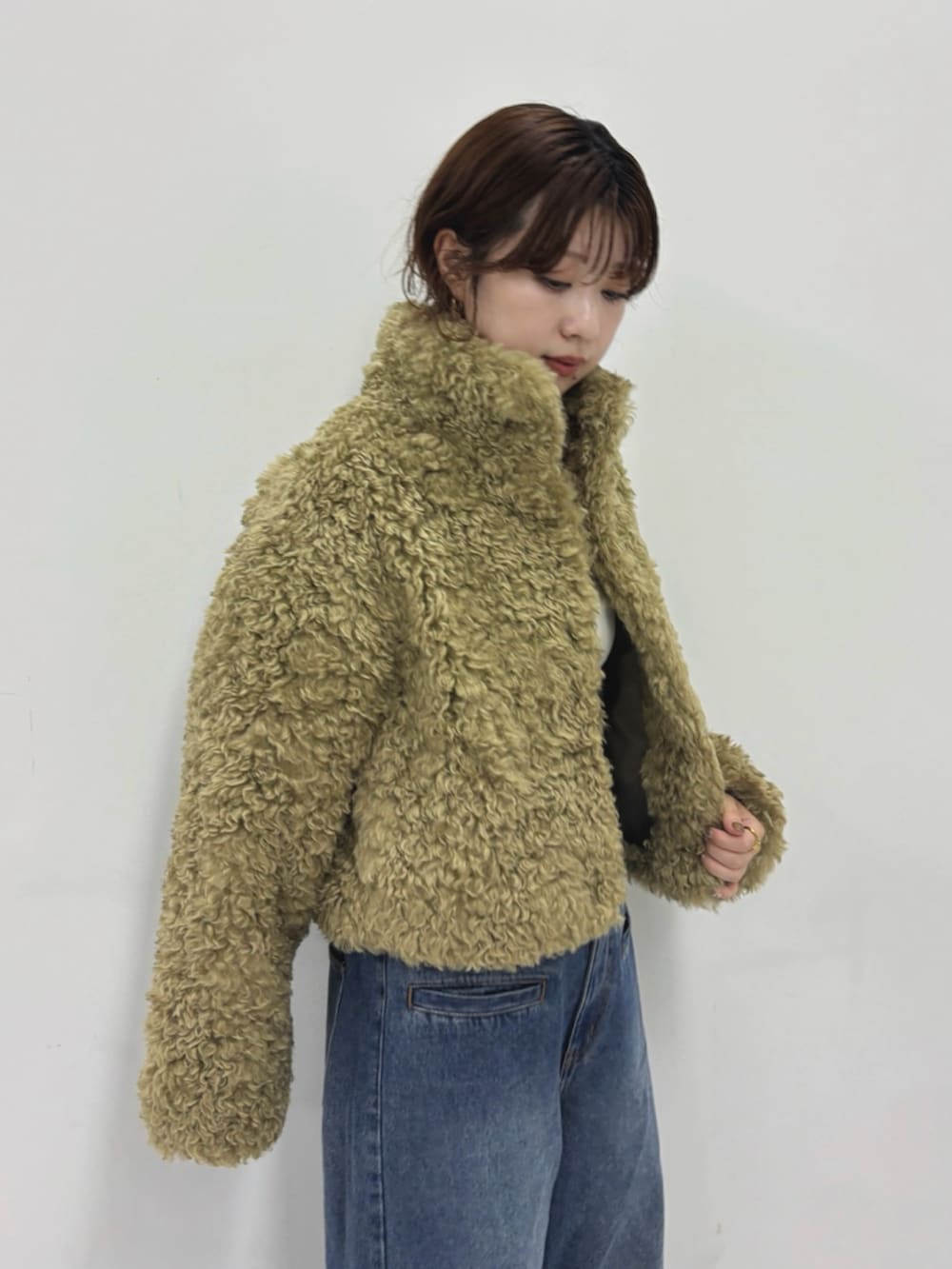 グリーン系のその他アウター、ブルー系のデニムパンツを着用したレディースの秋コーディネートの2枚目の写真