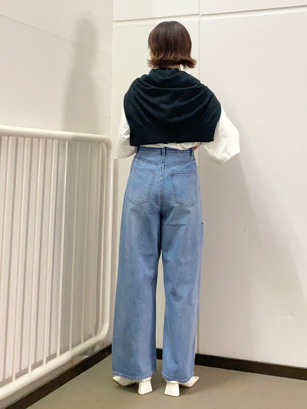 ホワイト系のTシャツ/カットソー、ブルー系のデニムパンツ、ホワイト系のサンダルを着用したレディースの春コーディネートの2枚目の写真