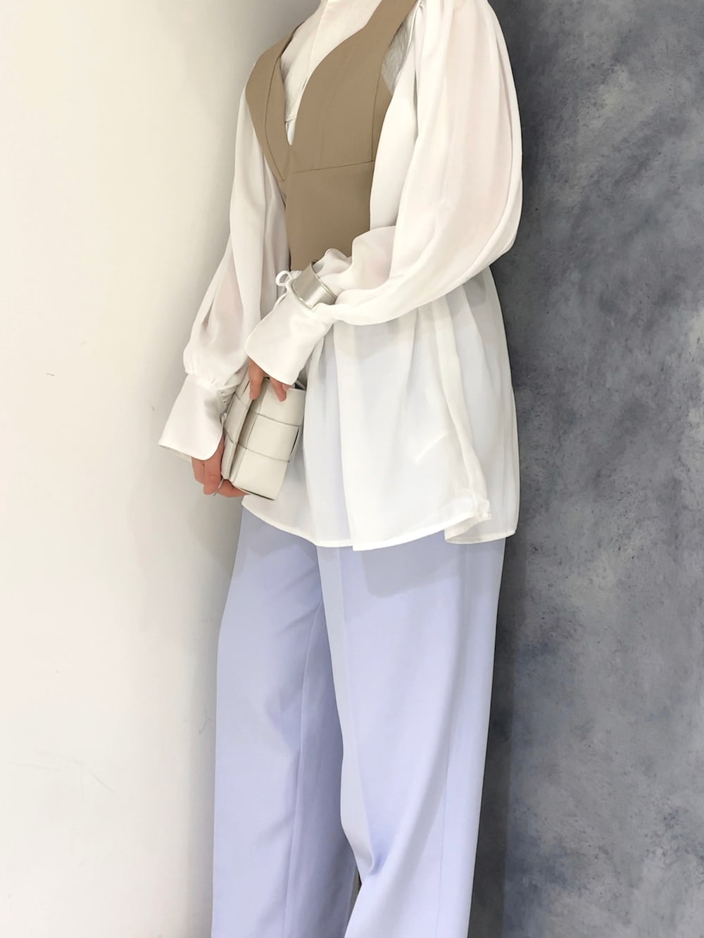 ホワイト系のシャツ/ブラウス、パープル系のその他パンツ、ベージュ系のブーツを着用したレディースの冬コーディネートの2枚目の写真