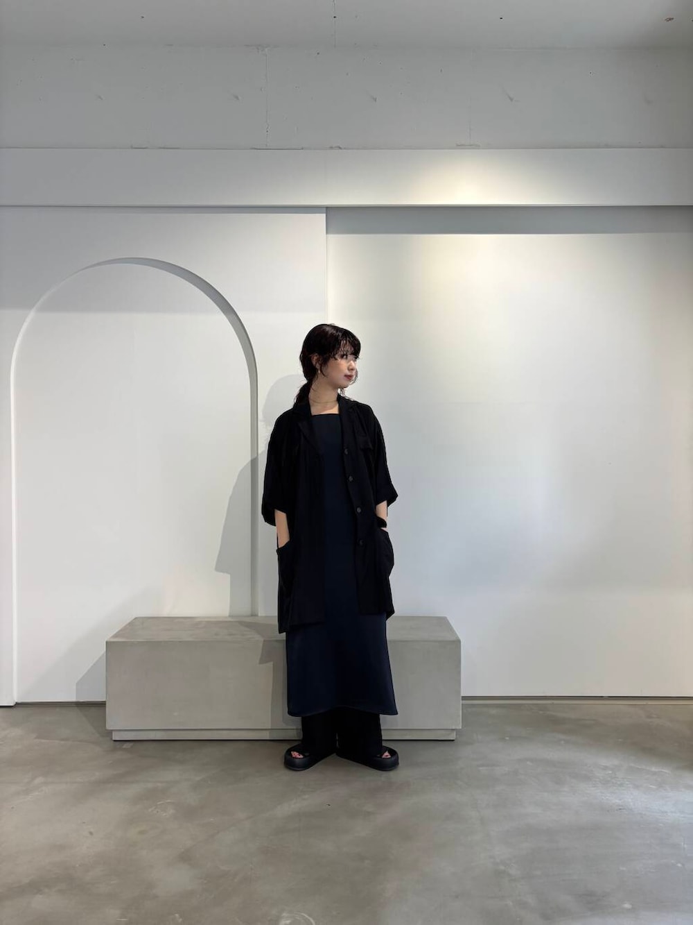 「シャツ、ジャケット、KBF、夏コーデ、高身長、20代後半、体型カバー、骨格ストレート、kbfで選ぶ夏」｜「KBFのサテンキャミワンピース（ワンピース、ブルー系）」を使った、たなりさん（レディース・164cm）の夏コーディネートの3枚目の写真