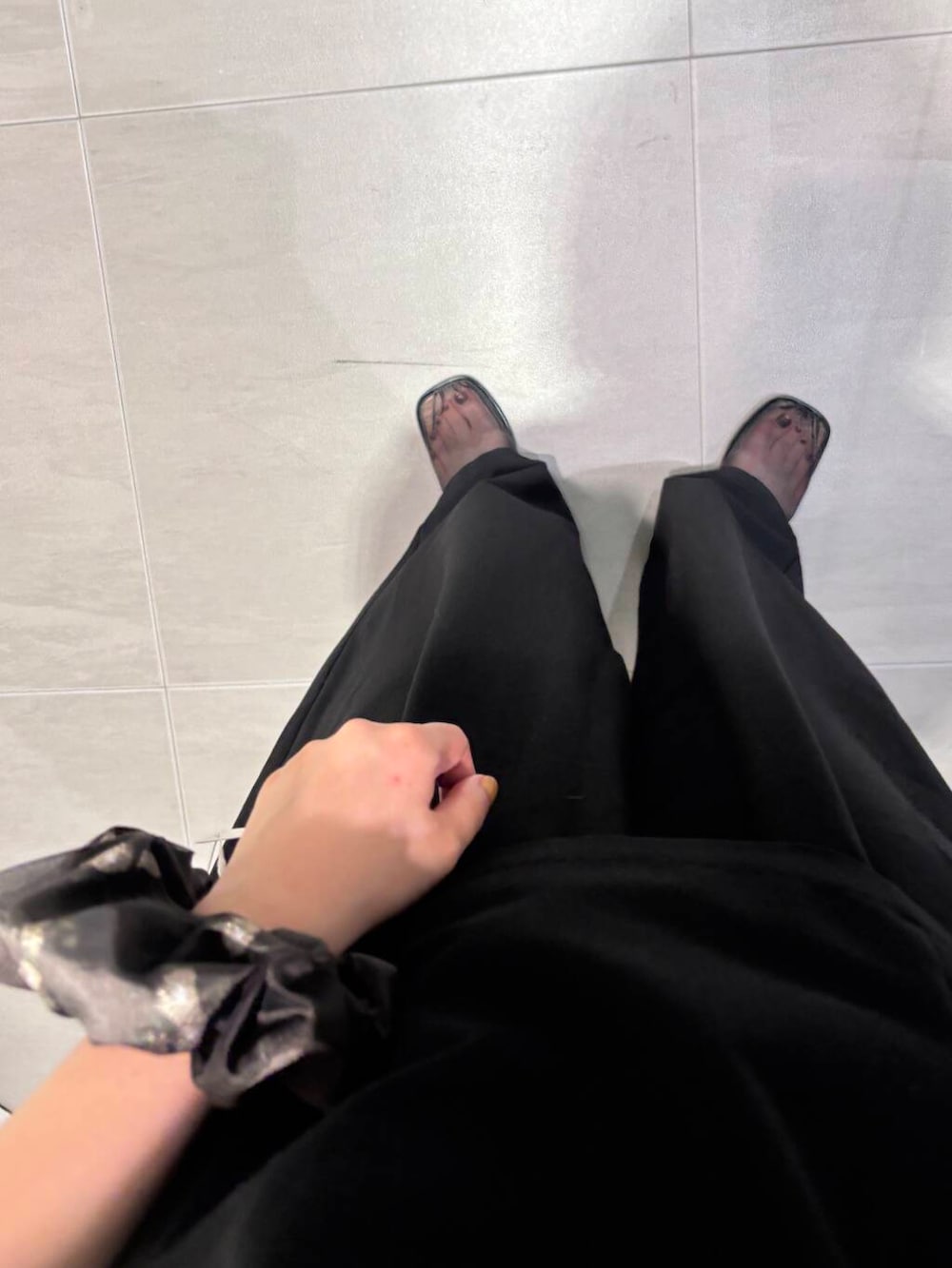 ブラック系のその他シューズ、ブラック系のセットアップを着用したレディースの春コーディネートの2枚目の写真