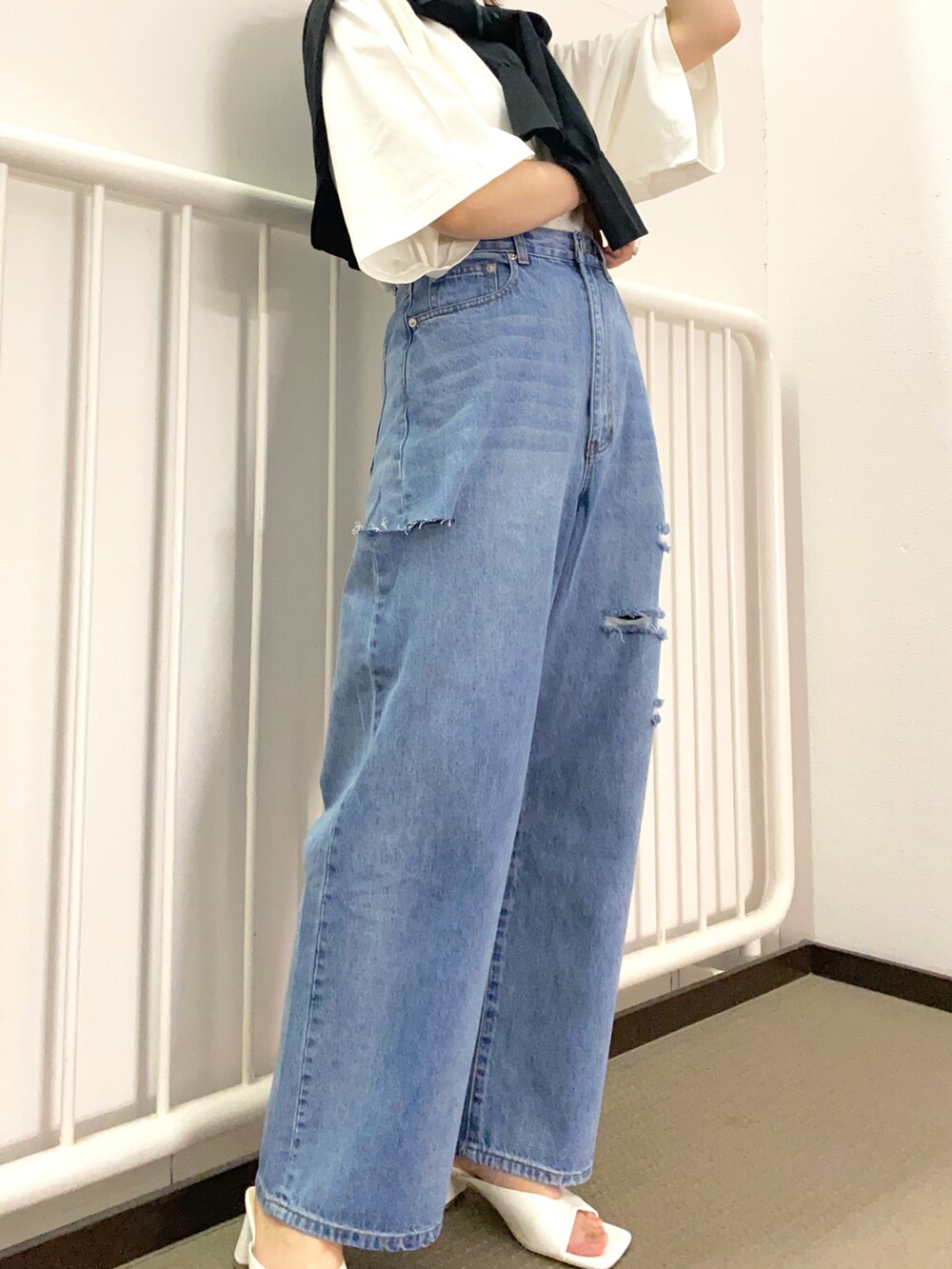 ホワイト系のTシャツ/カットソー、ブルー系のデニムパンツ、ホワイト系のサンダルを着用したレディースの春コーディネートの3枚目の写真