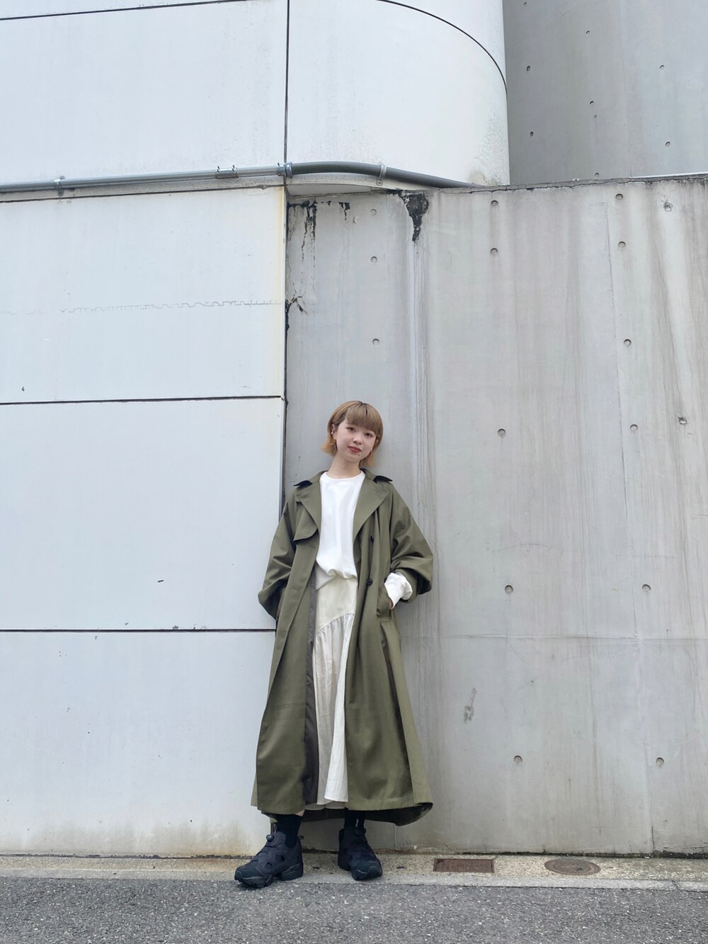 「トレンチコート、ステンカラーコート、KBF、カーキ、ホワイトコーデ、kbf_ootd」｜「KBFのコクーンスリーブBIGトレンチコート（トレンチコート、グリーン系）」を使った、たなりさん（レディース・164cm）の秋コーディネートの2枚目の写真