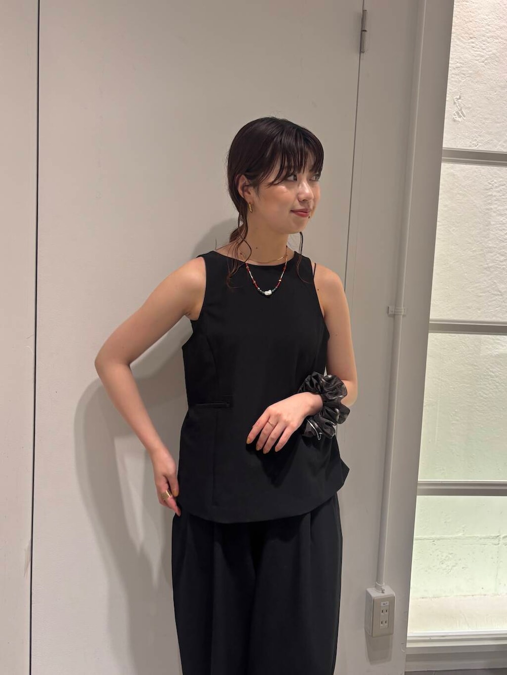 ブラック系のその他シューズ、ブラック系のセットアップを着用したレディースの春コーディネートの3枚目の写真