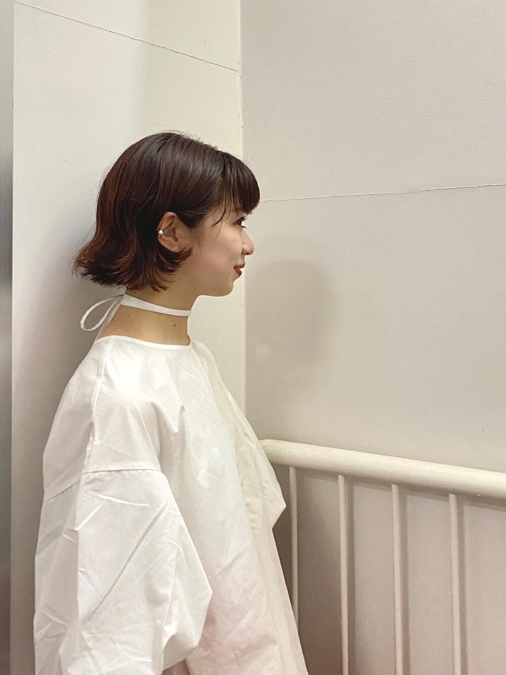 オレンジ系のその他パンツ、ホワイト系のシャツ/ブラウス、グリーン系のサンダルを着用したレディースの春コーディネートの3枚目の写真