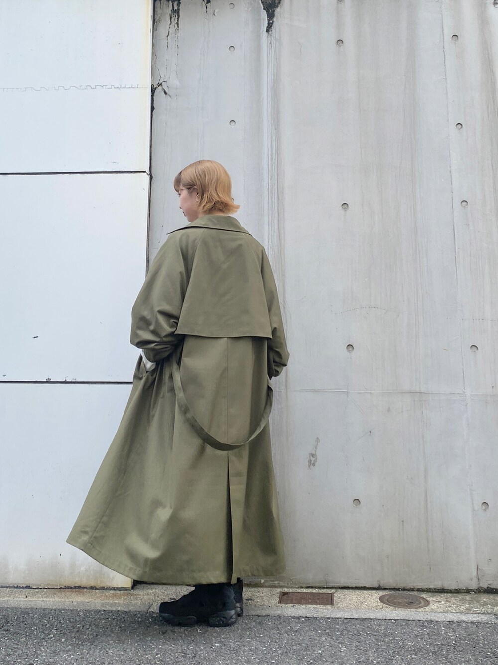 「トレンチコート、ステンカラーコート、KBF、カーキ、ホワイトコーデ、kbf_ootd」｜「KBFのコクーンスリーブBIGトレンチコート（トレンチコート、グリーン系）」を使った、たなりさん（レディース・164cm）の秋コーディネートの3枚目の写真