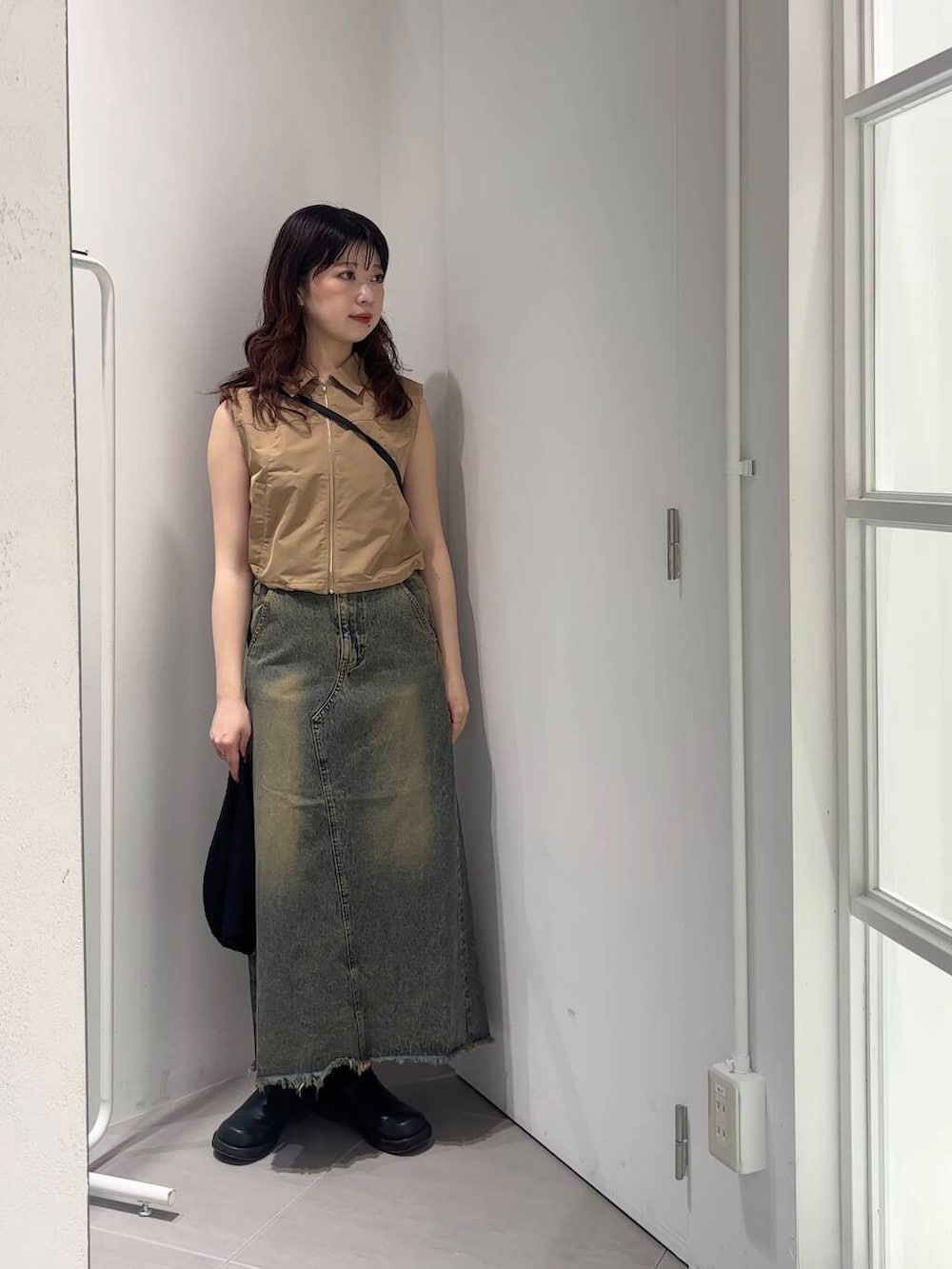 「デニム、ジャケット、スカート、ビーニー、KBF、ニット帽、ノースリーブ、デニムスカート、高身長、20代後半、体型カバー、骨格ストレート」｜「KBFのサマーイージーニットビーニー（ニットキャップ/ビーニー、ブラック系）」を使った、たなりさん（レディース・164cm）の春コーディネートの2枚目の写真
