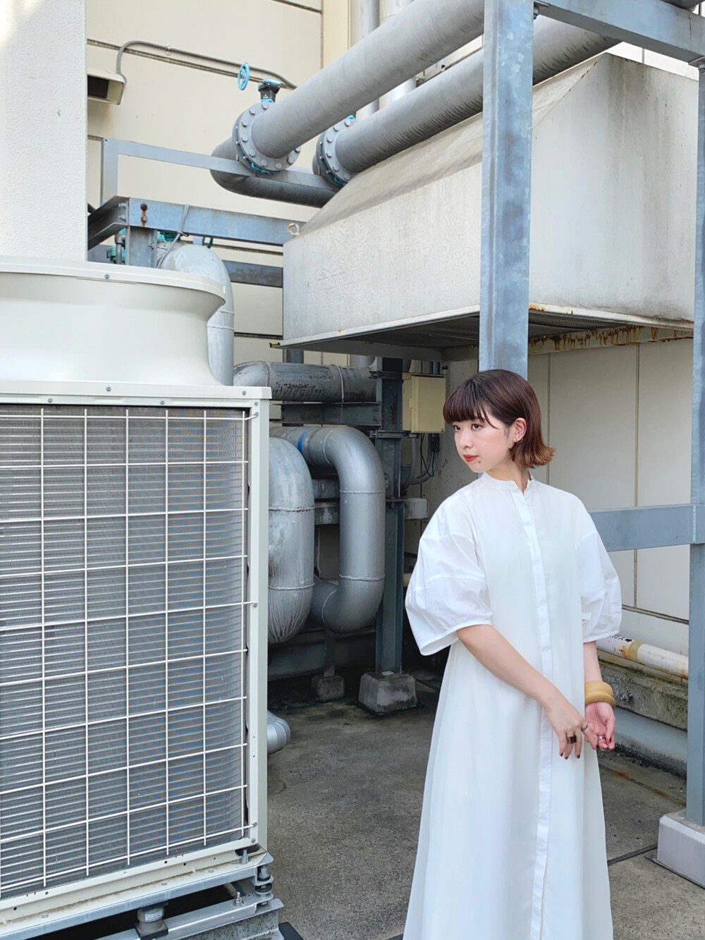 ホワイト系のワンピースを着用したレディースの夏コーディネートの2枚目の写真