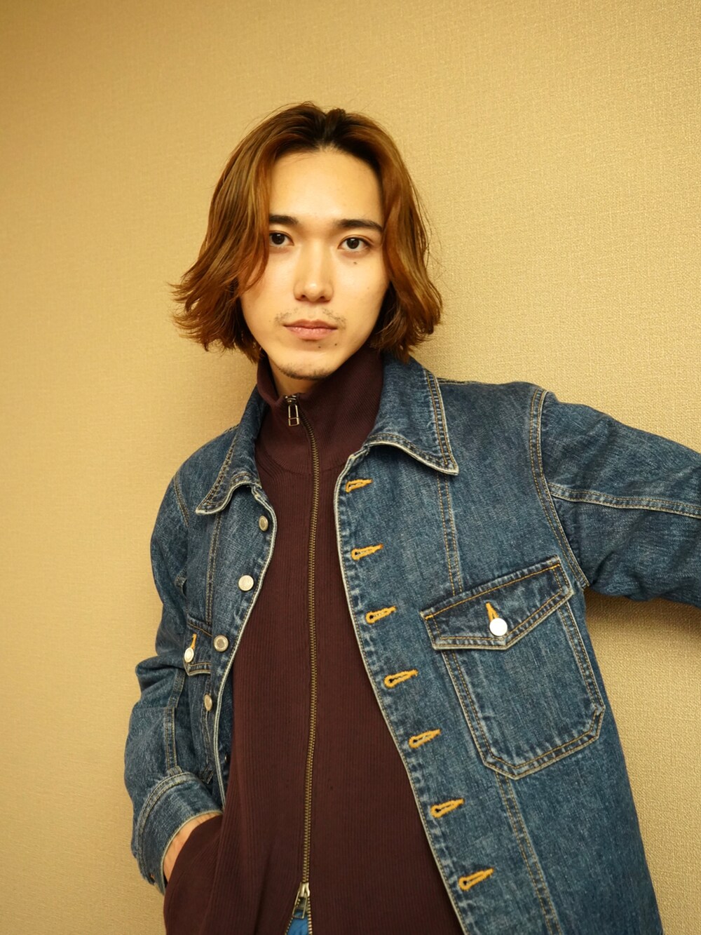 レッド系のニット/セーター、ブルー系のデニムジャケット、ブルー系のシャツ/ブラウスを着用したメンズの秋コーディネートの2枚目の写真