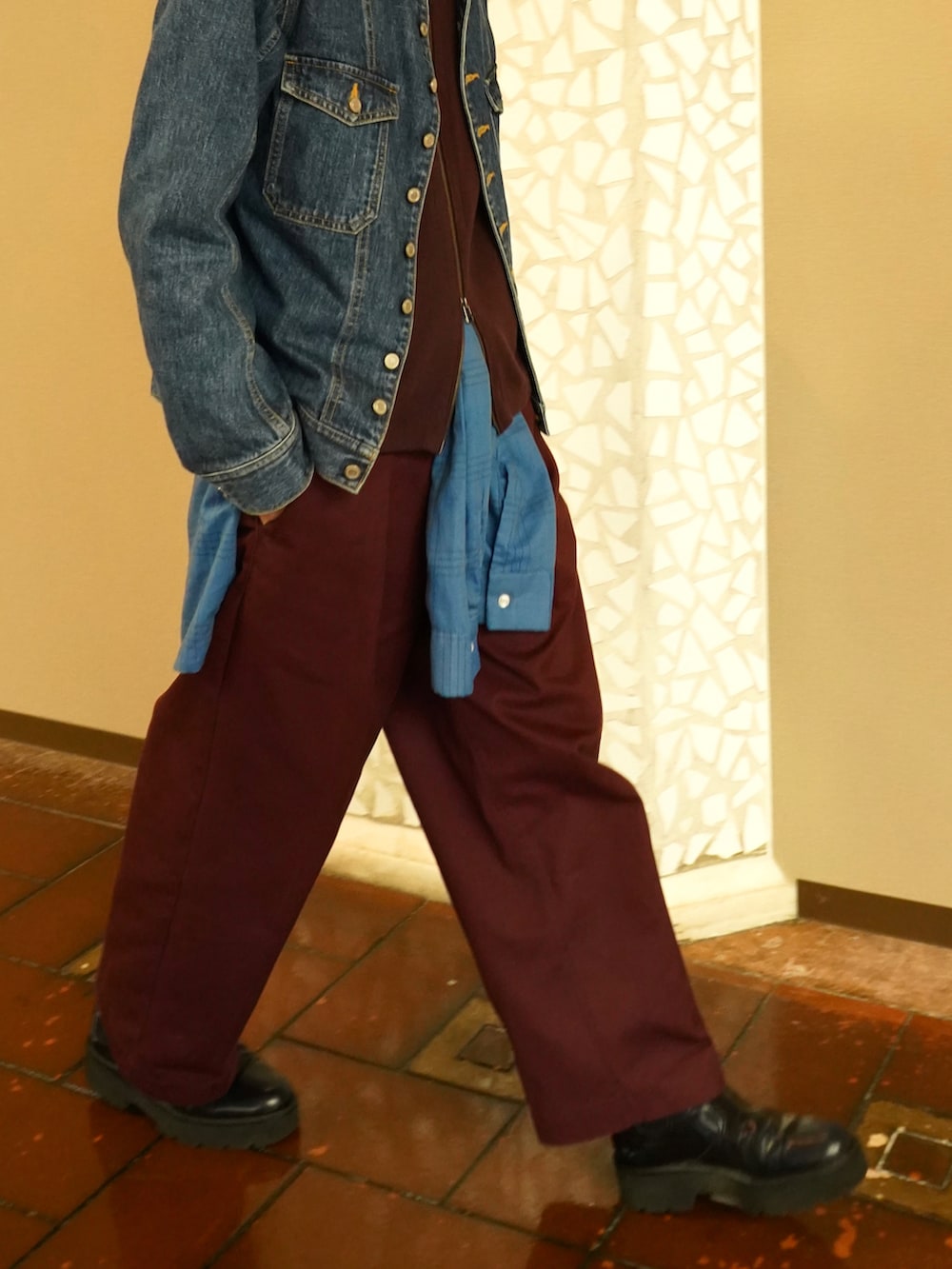 レッド系のニット/セーター、ブルー系のデニムジャケット、ブルー系のシャツ/ブラウスを着用したメンズの秋コーディネートの4枚目の写真