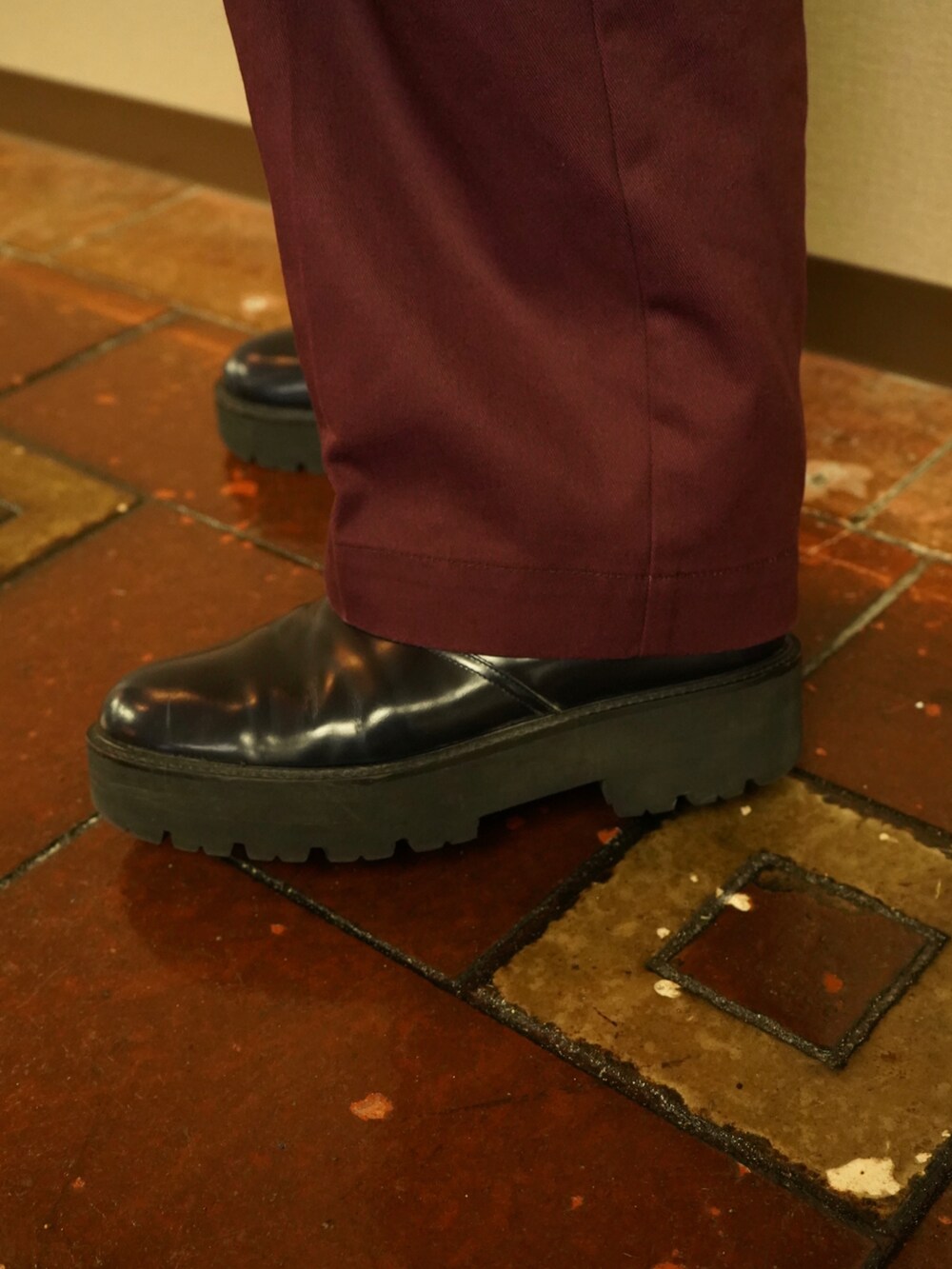 レッド系のニット/セーター、ブルー系のデニムジャケット、ブルー系のシャツ/ブラウスを着用したメンズの秋コーディネートの5枚目の写真