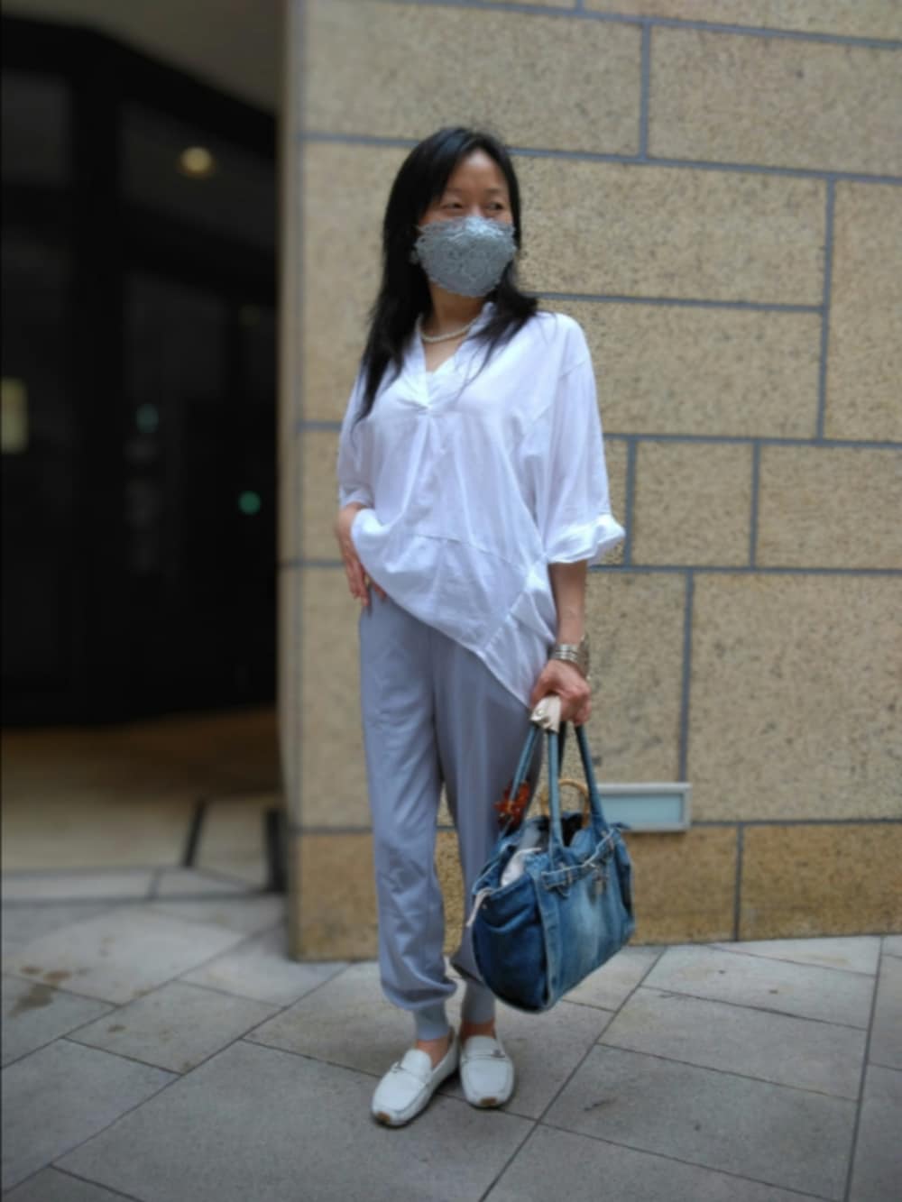 ホワイト系のその他シューズ、グレー系のその他パンツ、ブルー系のバッグを着用したレディースの夏コーディネートの2枚目の写真