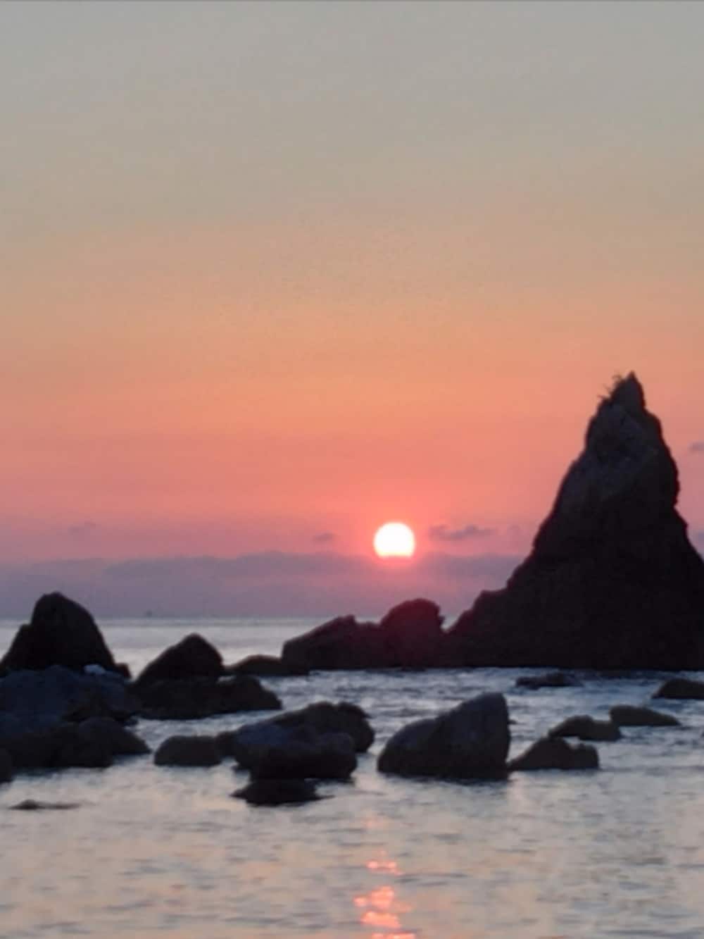 レッド系のバッグ、パープル系のブーツ、ブルー系のニット/セーターを着用したレディースの春コーディネートの3枚目の写真